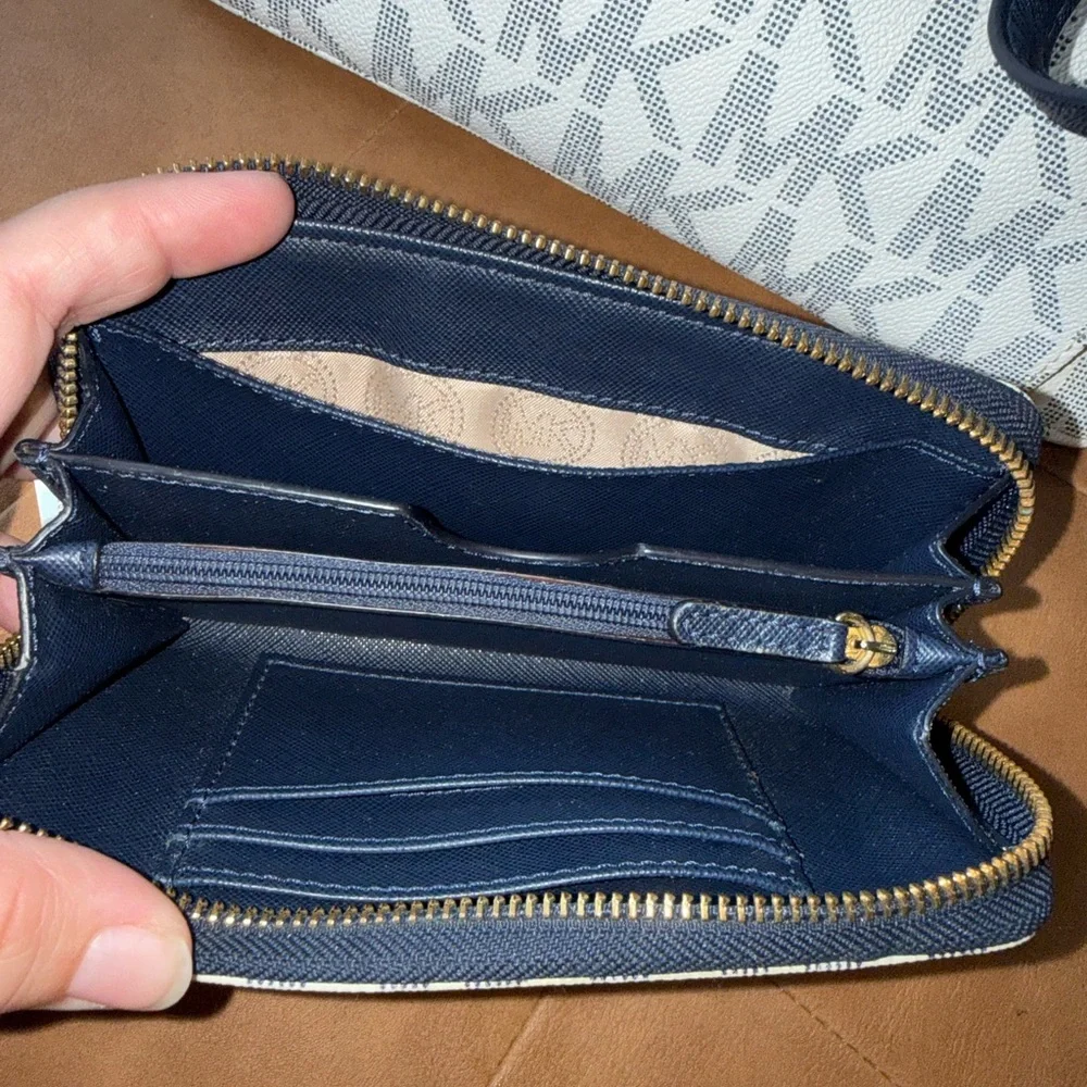 Michael Kors White & Navy Monogram Tote Bag with Wallet - Picture 10 of 13